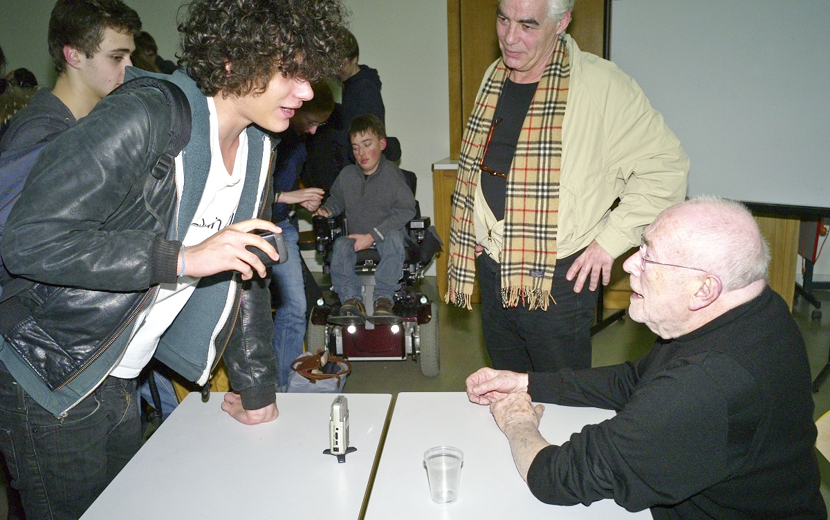 Elèves du lycée Lavoisier sollicitant Sam Braun (mars 2011)