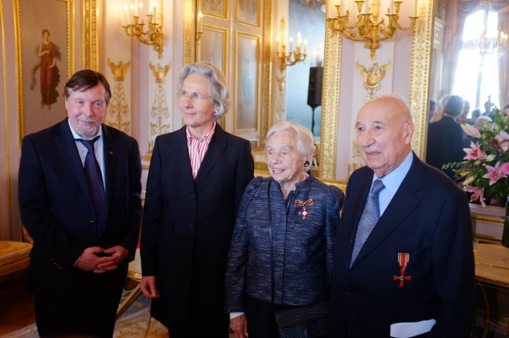 Liliane et Raphaël ESRAIL lors de la remise de décoration à l'ambassade d'Allemagne